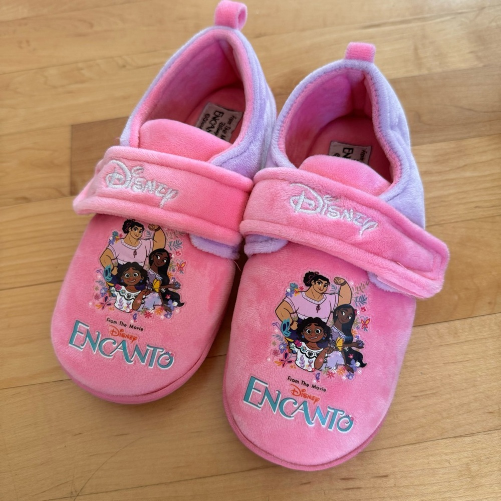 NWOT Disney encanto slippers